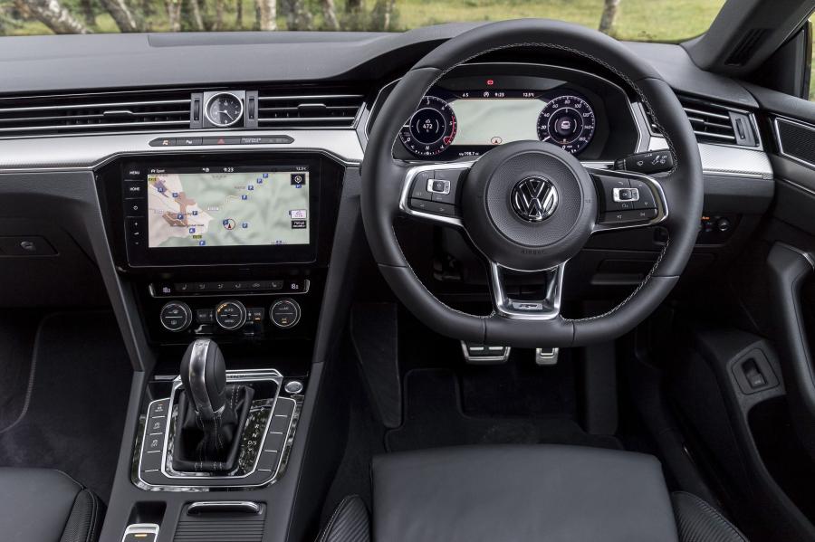 Торпедо Volkswagen Arteon 4Motion R-Line 2017 года  (UK) (фото 8 из 41)